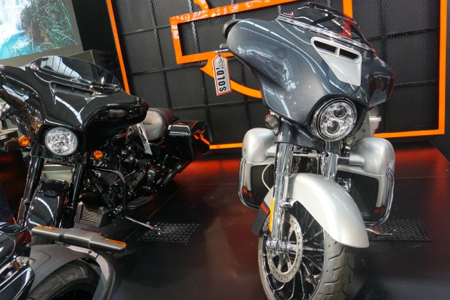 Harley-Davidson tạo ấn tượng mạnh tại Vietnam AutoExpo 2019 đang diễn ra ở Trung tâm Hội nghị Quốc gia Mỹ Đình, Hà Nội với bộ đôi siêu mô tô hành trình hàng khủng CVO Street Glide đời 2019. Ảnh CVO Street Glide màu bạc và màu đen.