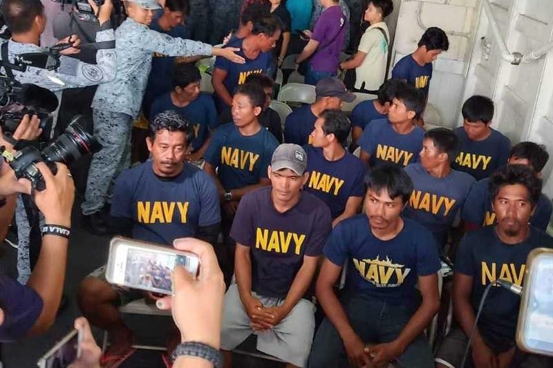 Tàu Trung Quốc đâm tàu Philippines vì được hải quân hậu thuẫn? - 1