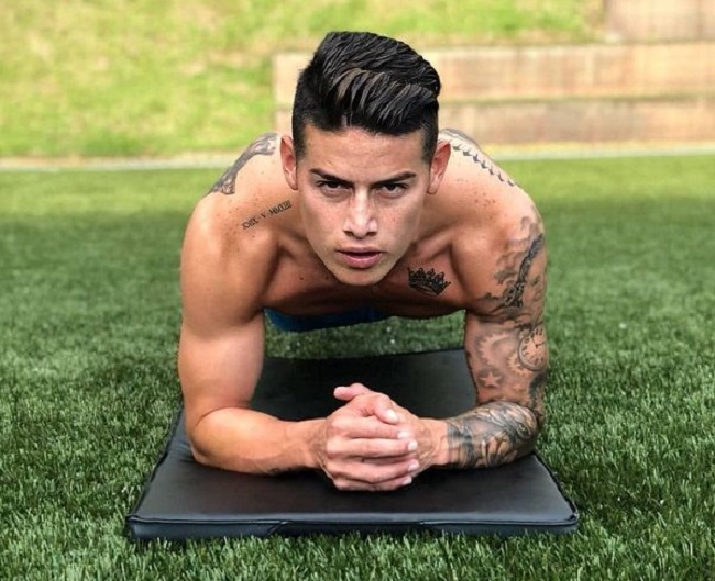 Danh thủ Colombia kết hợp tập luyện hình thể sau giờ chuyên môn như chạy bộ, rèn sức bền cơ bắp với máy móc... Khi bận rộn, anh thường dành 10 phút tập kéo giãn cơ và hít thở đều để cơ thể thoải mái.