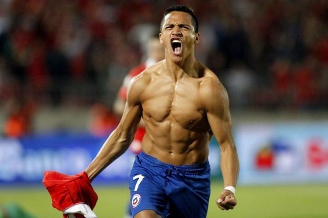 Cầu thủ tuyển Chile - Alexis Sanchez sở hữu thân hình vạm vỡ nhờ chế độ ăn, tập khắc nghiệt. Về dinh dưỡng, anh tuân thủ chế độ ăn uống nghiêm ngặt của chuyên gia.