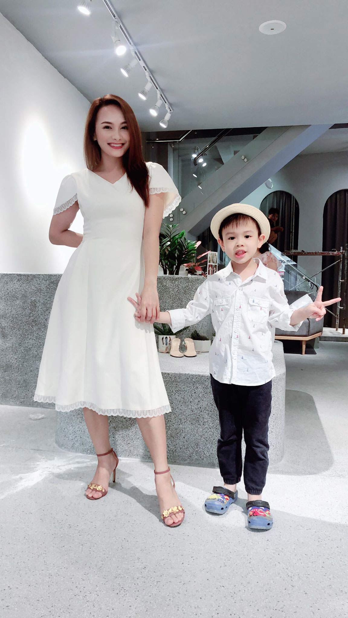 Bảo Thanh khoe da trắng, dáng xinh với váy midi - 1