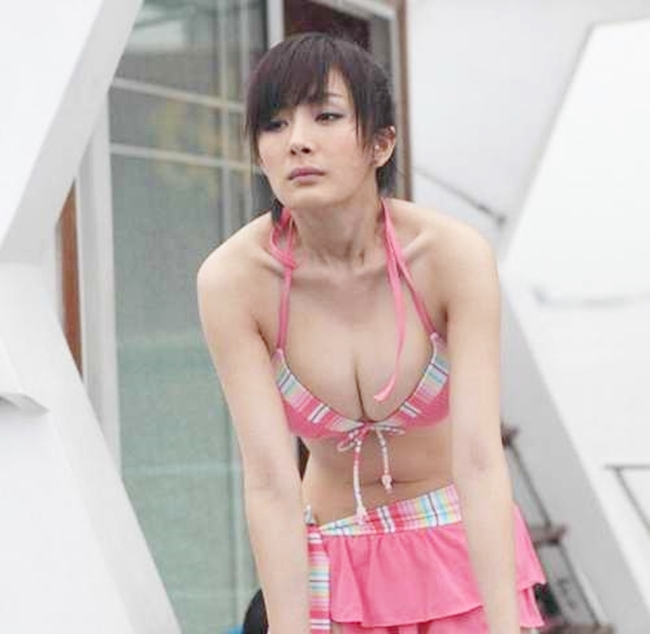Vợ cũ Lưu Khải Uy tự tin diện bikini khoe vòng 1 hấp dẫn trong bộ phim kinh dị mà cô đóng chính.