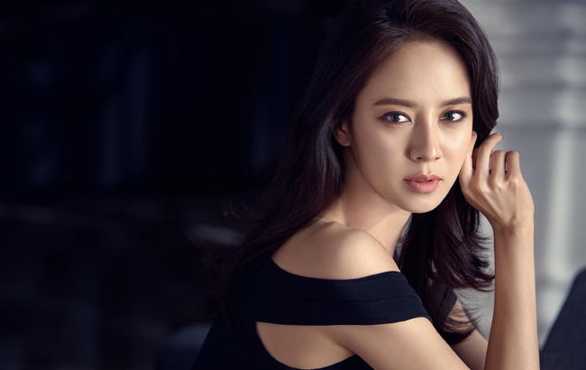 Tuy nổi tiếng và xinh đẹp nhưng Song Ji Hyo chưa kết hôn. Cô đang hẹn hò cùng tài tử Lee Dong Wook.