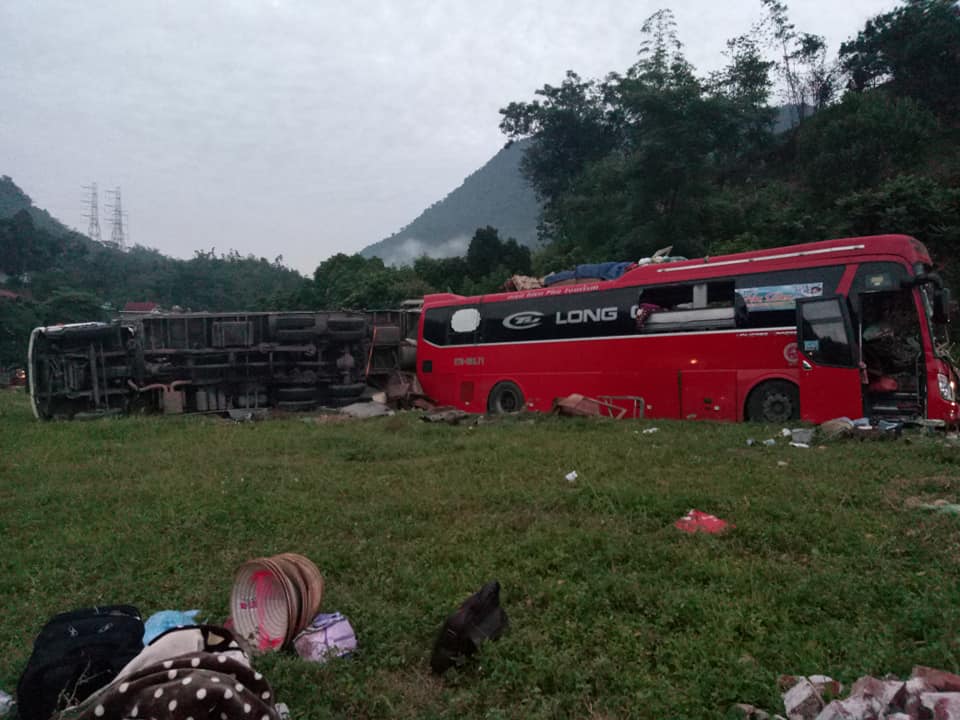 Tai nạn kinh hoàng: Xe chở sắt lao vào xe giường nằm, 41 người thương vong - 1