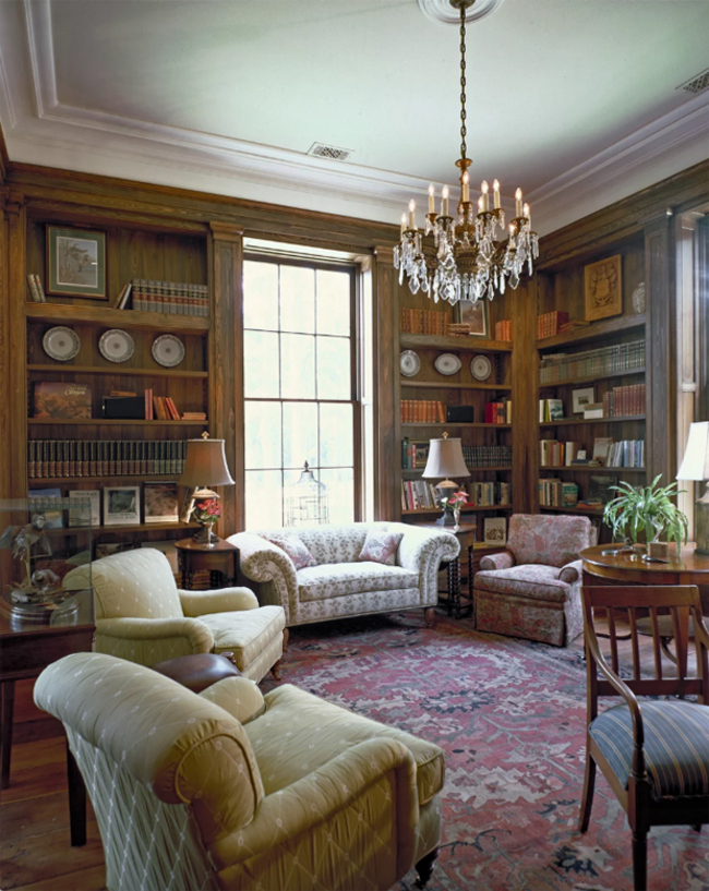 Phòng đọc sách khá lớn với thiết kế cổ điển.