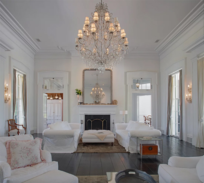 Phòng khách có trần cao 4,5m cùng màu trắng chủ đạo, được thiết kế theo phong cách Hy Lạp Phục hưng.