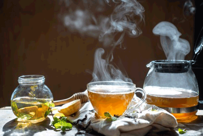 3. Uống trà quá nóng: Uống trà xanh thậm chí có thể làm giảm nguy cơ ung thư tuyến tiền liệt, vú và dạ dày. Nhưng theo một nghiên cứu gần đây được công bố trên Tạp chí Ung thư Quốc tế, các nhà nghiên cứu đã phát hiện ra rằng uống trà quá nóng thực sự có thể làm tăng nguy cơ ung thư thực quản. Người ta nghĩ rằng nhiệt độ cực cao của trà có thể gây hại cho niêm mạc thực quản.
