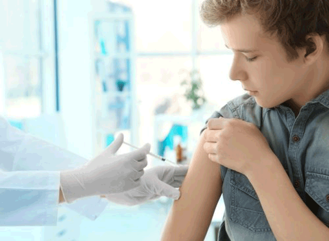 2. Quan hệ tình dục trước khi tiêm phòng vắc-xin HPV: HPV (Papillomavirus) là một họ vi rút lây truyền qua đường tình dục có thể hoàn toàn vô hại, hoặc nếu thuộc 1 chủng nhất định, có thể gây ung thư. Theo Trung tâm kiểm soát và phòng ngừa dịch bệnh, có hơn 40 loại HPV khác nhau có thể lây truyền qua quan hệ tình dục. Trong số 40 chủng này, đa số là vô hại; tuy nhiên, các chủng khác có thể gây ung thư cổ tử cung, hậu môn, âm đạo và dương vật. Và sử dụng bao cao su không nhất thiết ngăn chặn sự lây lan của virus này. Vì vậy, tiêm vắc-xin HPV là biện pháp tốt nhất để bảo vệ cơ thể khỏi nguy cơ lây nhiễm virus này.