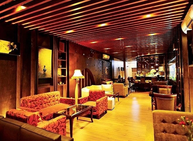 Nội thất bên trong quán cà phê của Mỹ Tâm được sử dụng những tông màu tối, trầm như nâu, vàng nhạt, đỏ đun... đem lại sự ấm cúng nhưng không kém phần sang trọng.