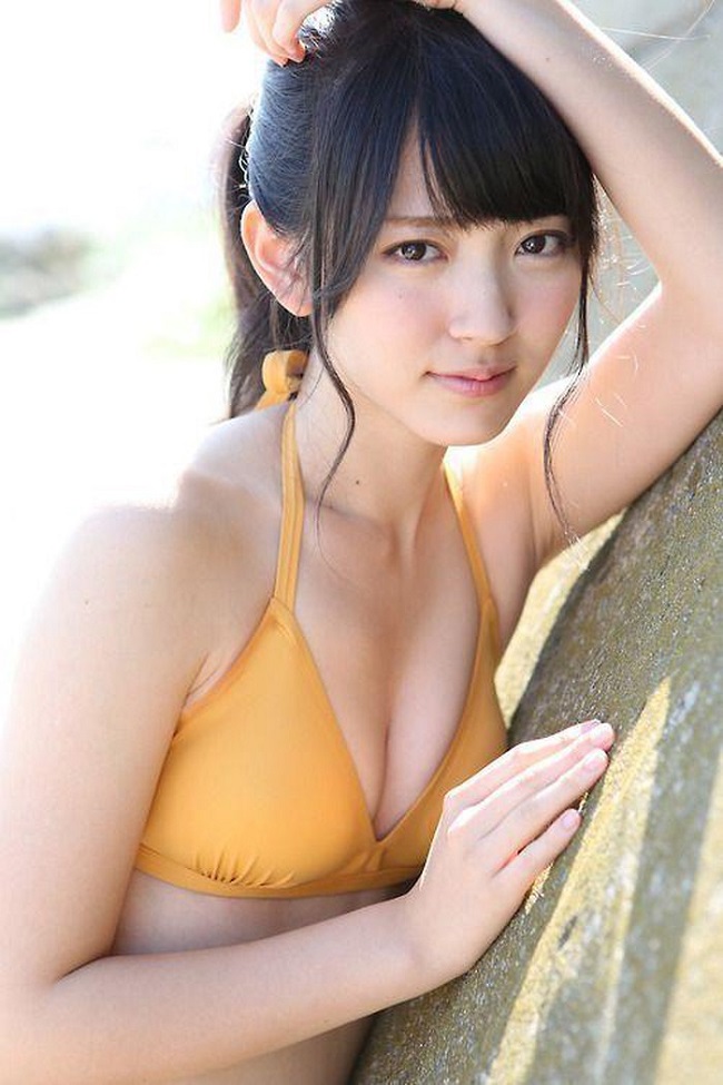 Cũng sở hữu gương mặt ngây thơ đáng yêu, Airi Suzuki cũng gây choáng khi khoe thân hình nóng bỏng cực chuẩn trong những bộ bikini gợi cảm.