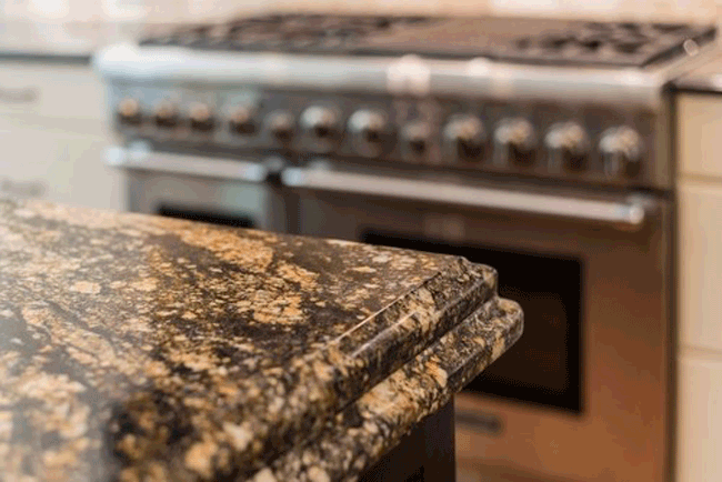 12. Mặt bàn đá hoa cương: Mặt bàn đá granite được đánh giá cao về độ bền và vẻ ngoài đẹp mắt, nhưng chúng có thể tạo ra khí radon. Radon là một loại khí phóng xạ tự nhiên gây ung thư mà bạn không thể nhìn thấy, ngửi hoặc nếm.