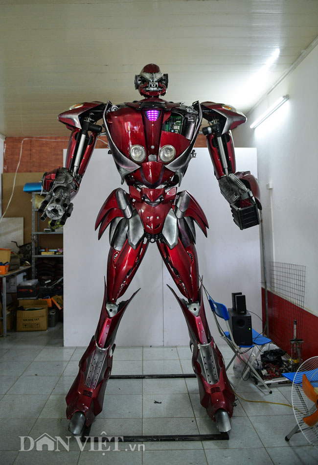 Bạn trẻ Việt chế robot Transformer &#34;khổng lồ&#34; từ rác thải nhựa - 1