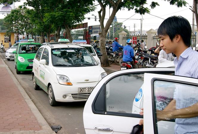 Taxi công nghệ vẫn phải gắn &#34;mào&#34; - 1