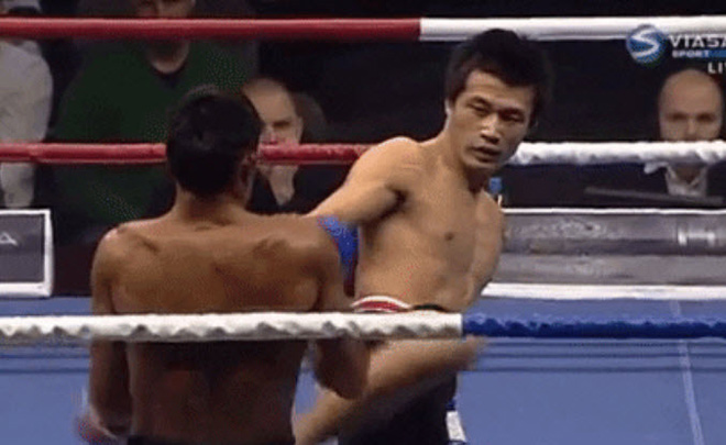 &#34;Ronaldinho&#34; UFC: &#34;Lườm rau gắp thịt&#34; chân đá tay vả dứt điểm đối thủ - 1