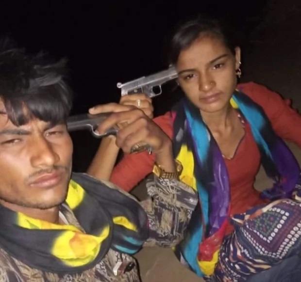 Ấn Độ: Bi kịch gây bàng hoàng sau bức ảnh cặp đôi selfie với súng - 1