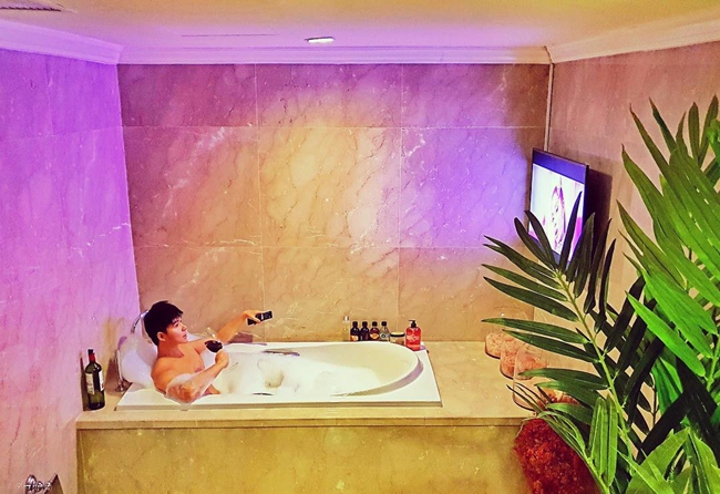 Phòng tắm sang trọng có trang trí cây xanh, lắp đặt tivi riêng để ca sĩ 36 tuổi thoải mái vừa ngâm mình trong bồn vừa giải trí.