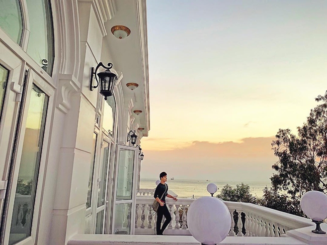 Ngoài căn villa sang trọng ở Sài Gòn, từ đầu năm 2018, Nathan Lee và mẹ còn đầu tư xây biệt thự rộng 2000m2 nhìn ra biển Vũng Tàu. Đây là "căn nhà trong mơ" có view tuyệt đẹp lưng tựa núi, mặt tiền nhìn ra biển của cựu người mẫu 8X.