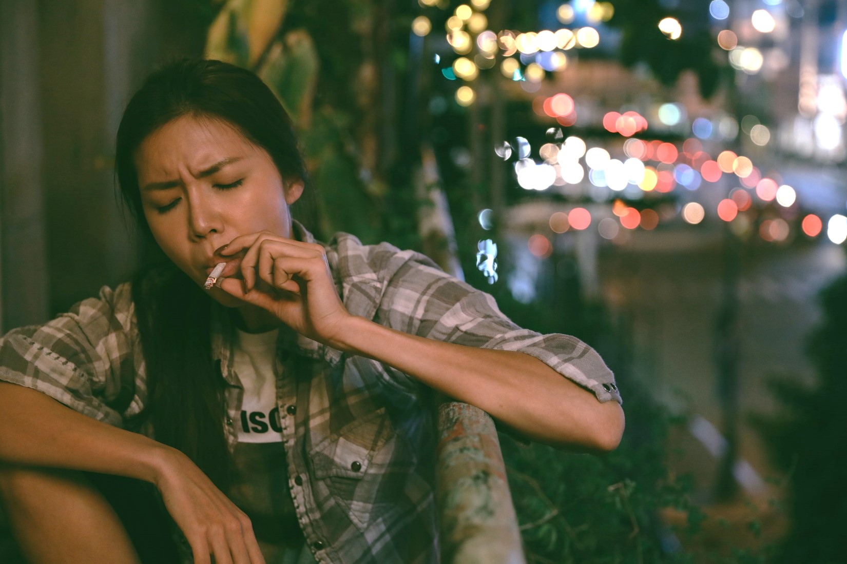Siêu mẫu Minh Tú gây sốc với hình ảnh hoa hậu vô tư hút thuốc - 1