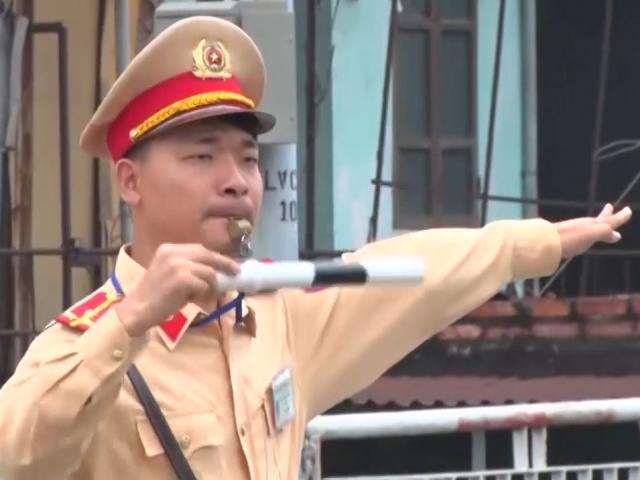 Video: CSGT Hà Nội vắt kiệt sức dưới nắng nóng khốc liệt