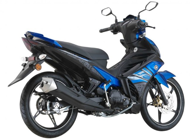 Trong đó phiên bản mới 2019 Yamaha Exciter 135 lần này có hộc mặt trước tạo dáng như cái sừng, phía dưới yêm quây có hốc hút gió, vỏ bọc động cơ mới và cụm đồng hồ được tùy chỉnh lại.