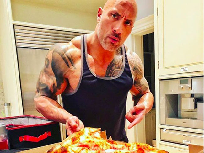 4.Dwayne Johnson

Những thực phẩm yêu thích nhất của anh chính là bánh kếp, bánh quy, sushi, pizza nhưng bữa ăn thông thường của anh chủ yếu là các món ăn lành mạnh, lượng carbs phù hợp và rau quả.