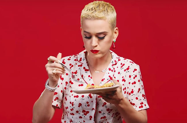 7. Katy Perry

Katy Perry rất nghiện phô mai, đặc biệt cô rất thích ăn nấm cục kèm với bánh tacos. Nếu lựa chọn thực phẩm tốt cho sức khỏe mà cô thích là súp được làm từ nước dùng, gà nướng, trái cây, kombucha, nước dừa và rau quả.