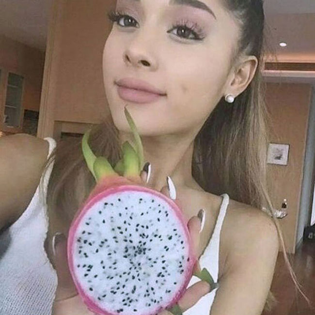 12.Ariana Grande

Ariana Grande &nbsp;là một người thuần chay và thích các sản phẩm có nguồn gốc từ thực vật. Các loại trái cây, rau quả, đặc biệt là khoai lang, dâu tây, xoài rất được cô ưa chuộng. Ngoài ra, đậu nành Edamame, đậu phụ, nước uống của Starbucks cũng được cô uống mỗi ngày.