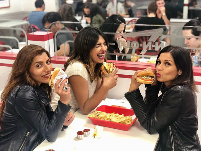 15. Priyanka Chopra

Priyanka Chopra thích những thứ như phô mai, Pringles, Cheetos và pizza mì ống. Cô còn nói rằng mình thích các loại đồ ăn nhanh và mỗi ngày đều muốn ăn ít nhất một lần.