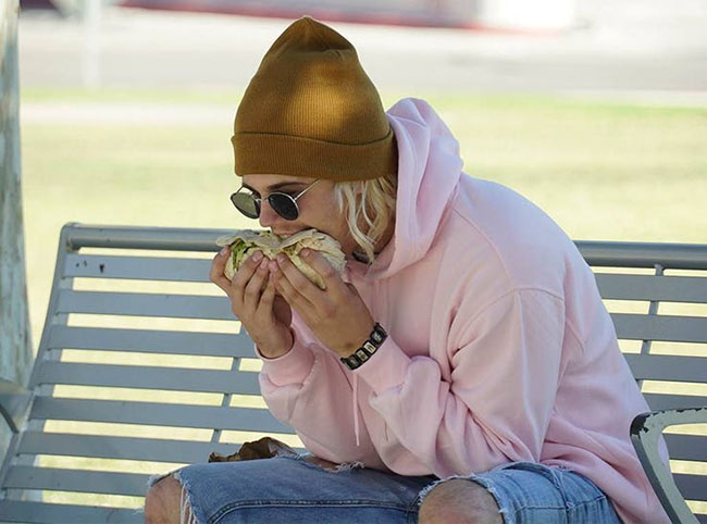 11. Justin Bieber

Justin Bieber nổi tiếng với tình yêu dành cho với McDonald và Subway, ngoài ra anh cũng thích đồ ăn Ấn Độ.