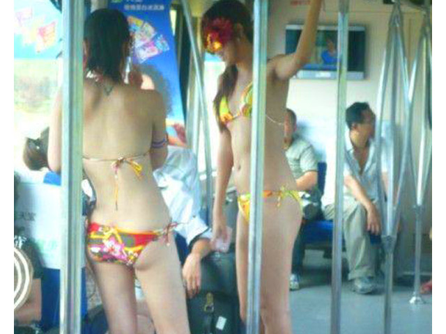 "Tội lỗi hồn nhiên": Chị em Trung Quốc mặc nguyên đồ lót, áo tắm lên xe bus