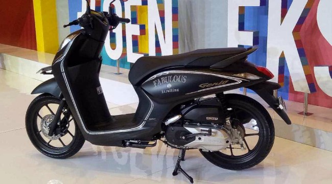 Nhà phân phối PT Astra Honda Motor vừa tung ra thị trường Indonesia mẫu xe tay ga mới 2019 Honda Genio với 11 màu tùy chọn và chia làm hai phiên bản: bản CBS và bản CBS-ISS. Ảnh Genio bản màu đen.