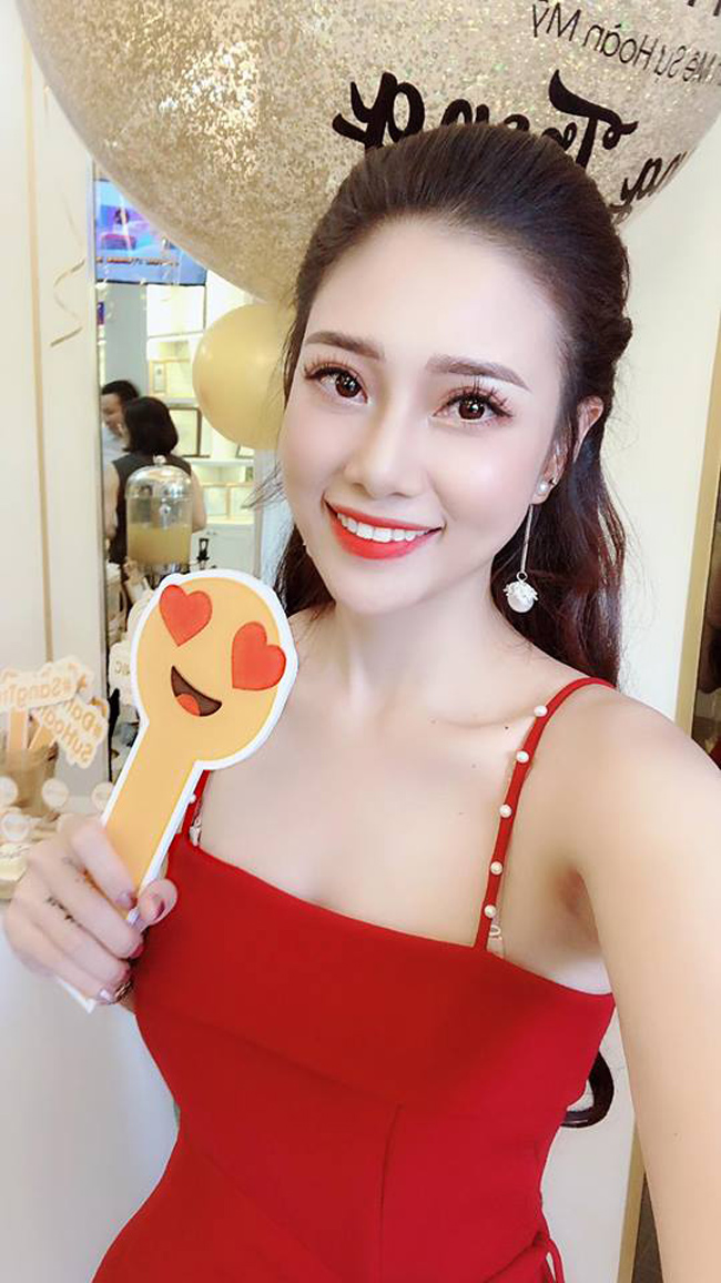 Kelly Nguyễn sở hữu vóc dáng nhỏ nhắn, gương mặt xinh đẹp và gu ăn mặc trẻ trung. 