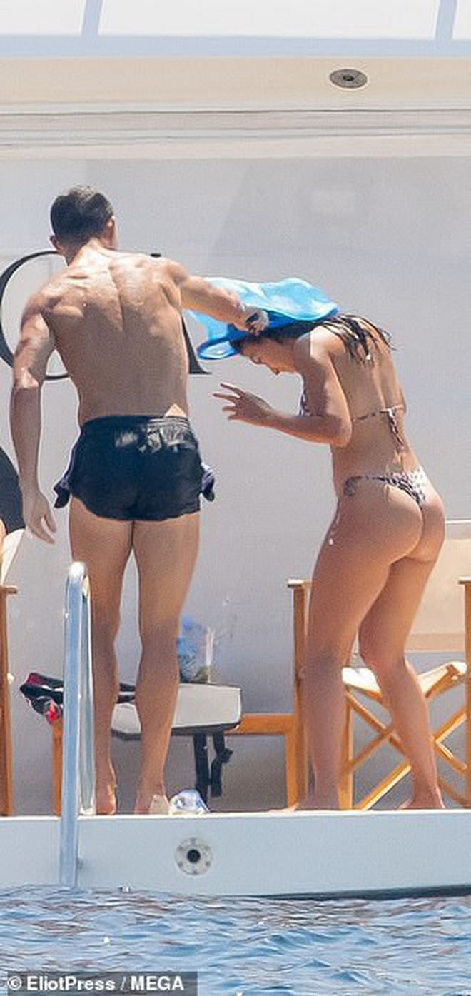 Bạn gái C.Ronaldo khoe body trong bộ bikini nhỏ xíu - 1