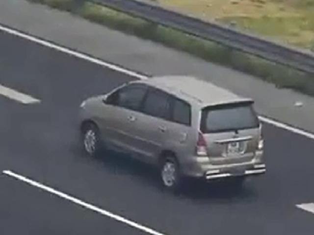 Clip: Thót tim cảnh ô tô liều mạng đi lùi trên cao tốc Hà Nội - Hải Phòng