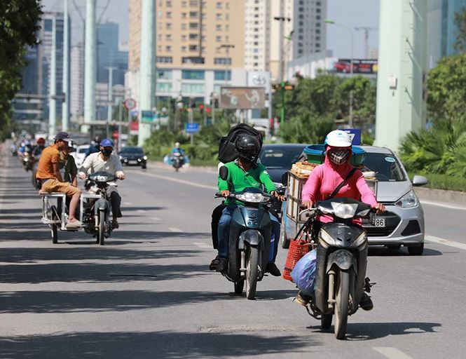 Người dân hãi hùng phơi nắng trên con đường nóng nhất Thủ đô - 3