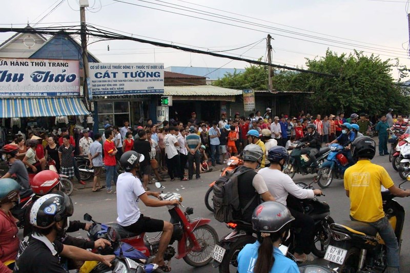 Vợ khóc ngất bên thi thể chồng bị xe tông - 1