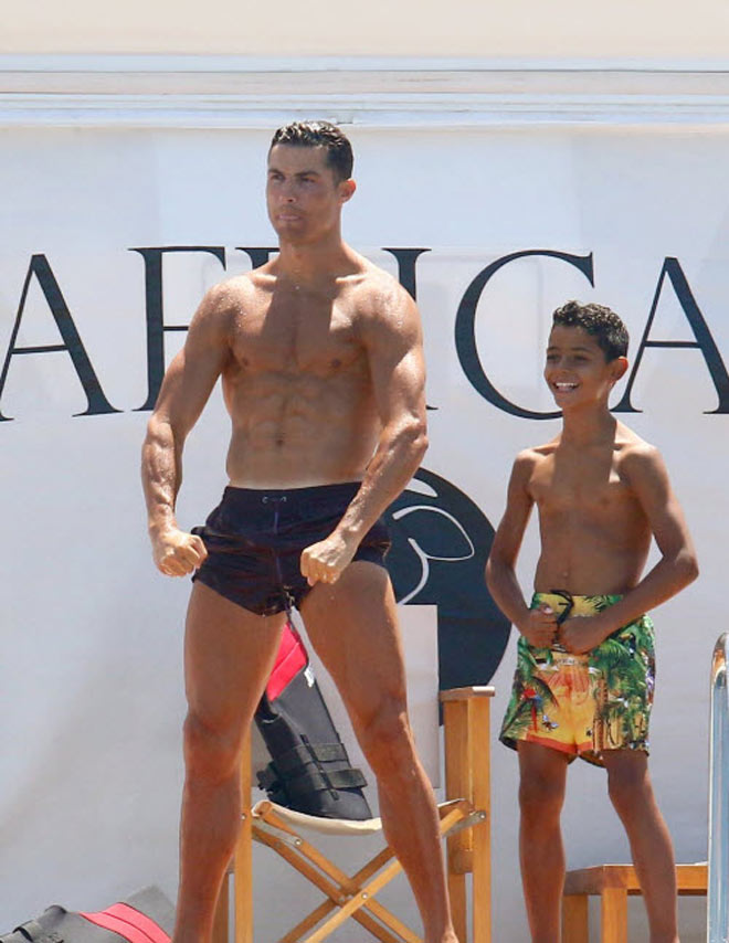 Ronaldo cùng bồ xinh du hí: Chàng khoe bụng 8 múi, nàng diện bikini nóng bỏng - 2