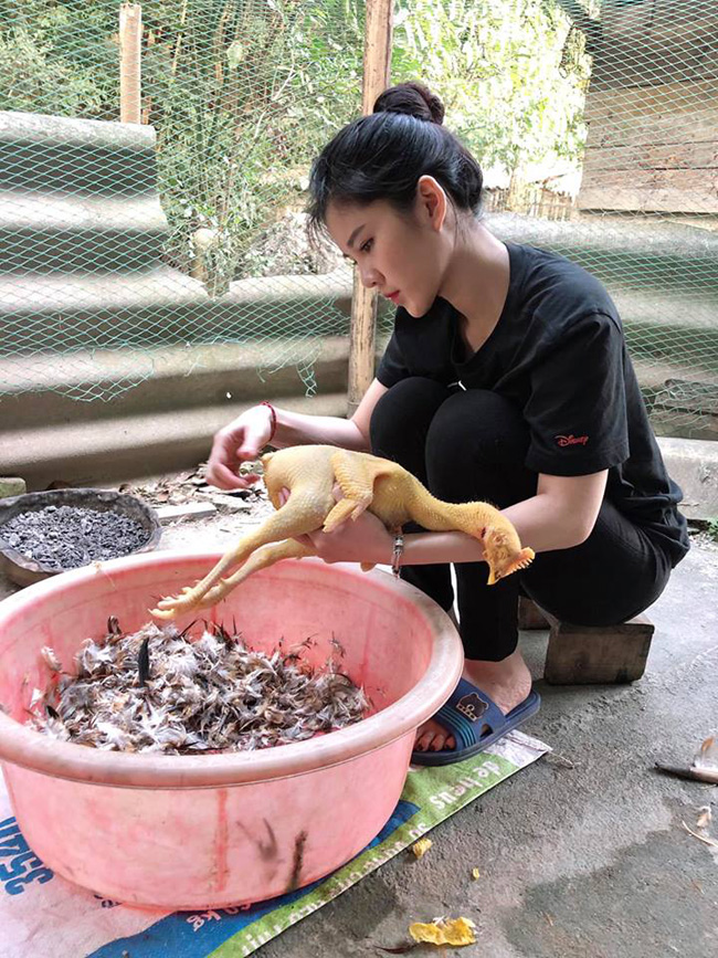 Nhìn hình ảnh này của Thu Hoài, ai bảo con gái xinh đẹp thường vụng nữ công gia chánh nào?