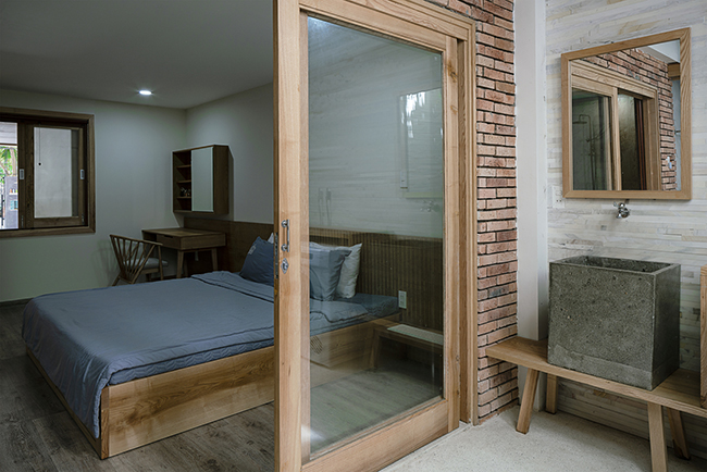Các phòng ngủ đều có cửa sổ hoặc ban công lớn để lấy ánh sáng tự nhiên.