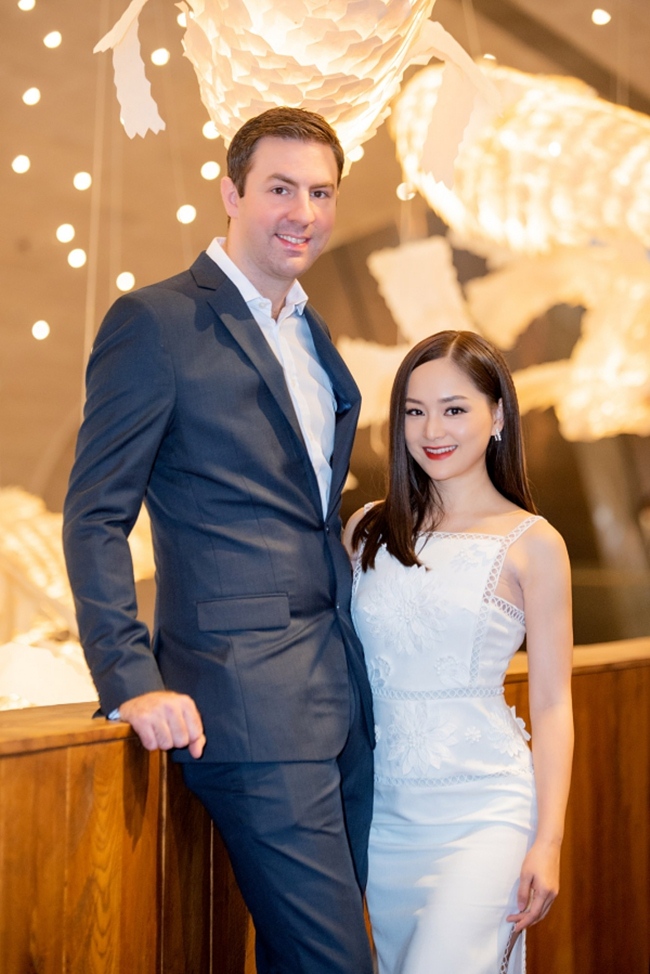 Lan Phương kết hôn với chồng Tây cao 2m mang quốc tịch Anh tên David Duffy vào năm 2018. Cặp đôi có một bé gái xinh xắn. Trái ngược với Thu Minh, nữ diễn viên "Cô gái xấu xí" có cuộc sống rất giản dị.