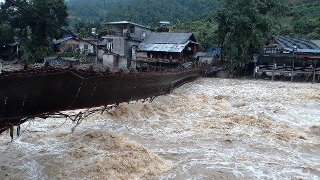 Lũ ầm ầm kéo về Sa Pa vào rạng sáng, cuốn trôi ô tô, làm sập cầu treo - 1