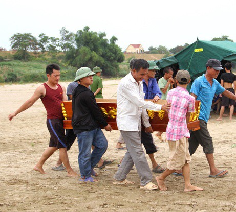 Nhói lòng tang lễ 2 nam sinh lớp 12 đuối nước tử vong trước ngày thi THPT - 2