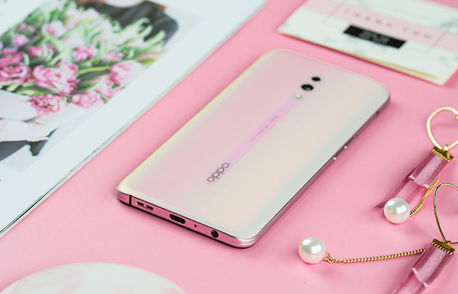 Oppo Reno phiên bản chuẩn 6GB RAM + 256GB ROM có giá 12,99 triệu đồng cho tất cả các tùy chọn màu sắc, kể cả hồng ngọc trai mới này.