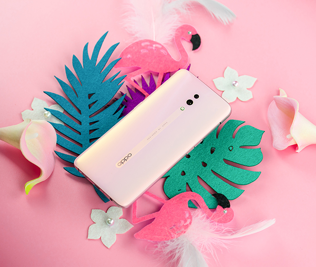 Mặt lưng có đường sọc cách điệu &#34;Design by Oppo&#34;