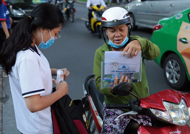 Những lời động viên trước phòng thi: “Bình tĩnh em nhé, 10 điểm là chuyện nhỏ” - 6