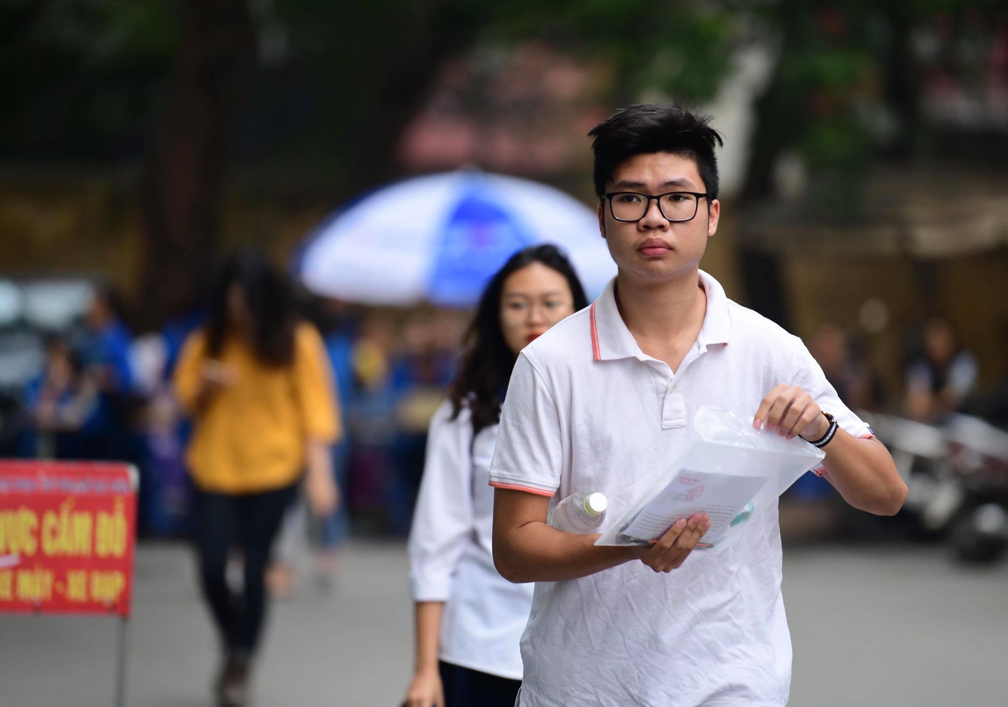 Những lời động viên trước phòng thi: “Bình tĩnh em nhé, 10 điểm là chuyện nhỏ” - 13