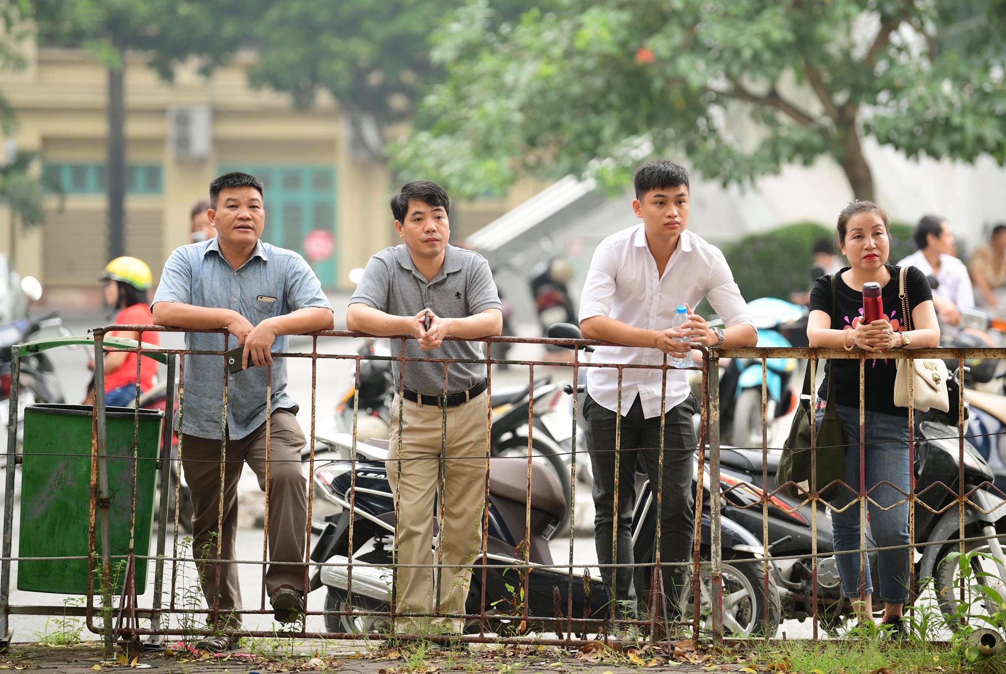 Những lời động viên trước phòng thi: “Bình tĩnh em nhé, 10 điểm là chuyện nhỏ” - 17