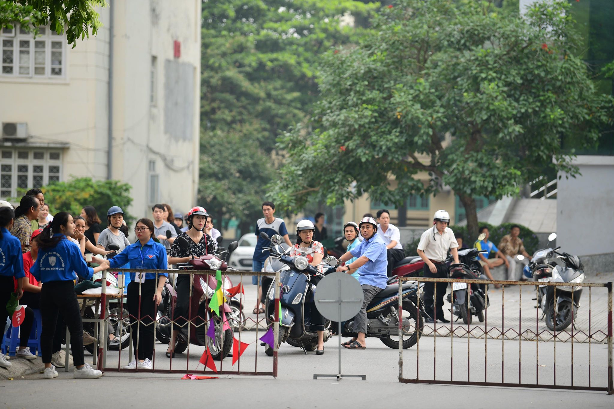 Những lời động viên trước phòng thi: “Bình tĩnh em nhé, 10 điểm là chuyện nhỏ” - 18