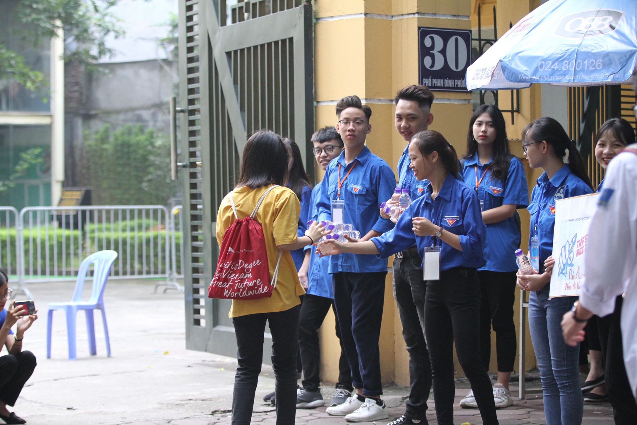 Những lời động viên trước phòng thi: “Bình tĩnh em nhé, 10 điểm là chuyện nhỏ” - 22