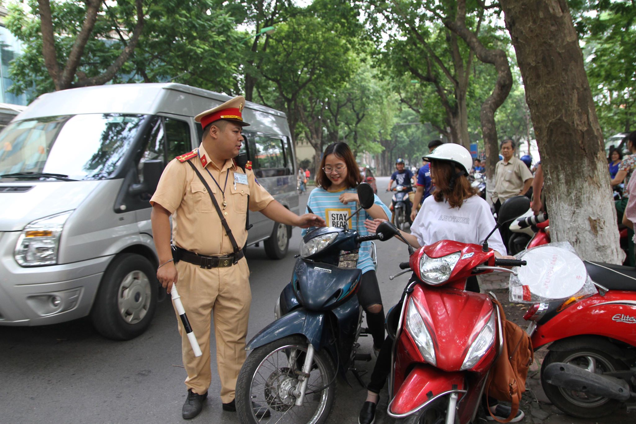 Những lời động viên trước phòng thi: “Bình tĩnh em nhé, 10 điểm là chuyện nhỏ” - 24